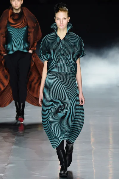 Look 32